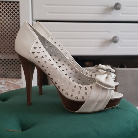 Guess white open toe high heels - Picture 2 of 4